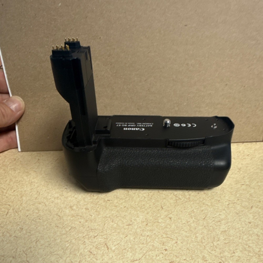 Canon BG-E7 Battery Grip for EOS 7D DSLR / battery