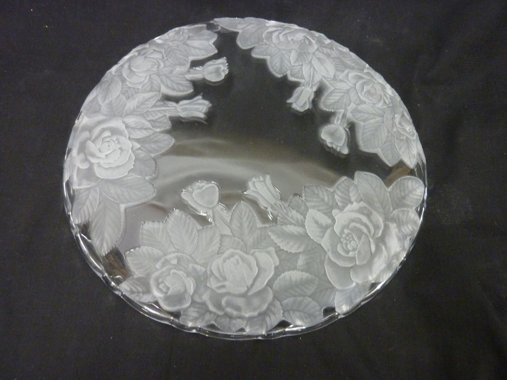 STUDIO NOVA WINTER ROSE PATTERN ROUND CRYSTAL PLATTER 14" DIAMETER NIOB