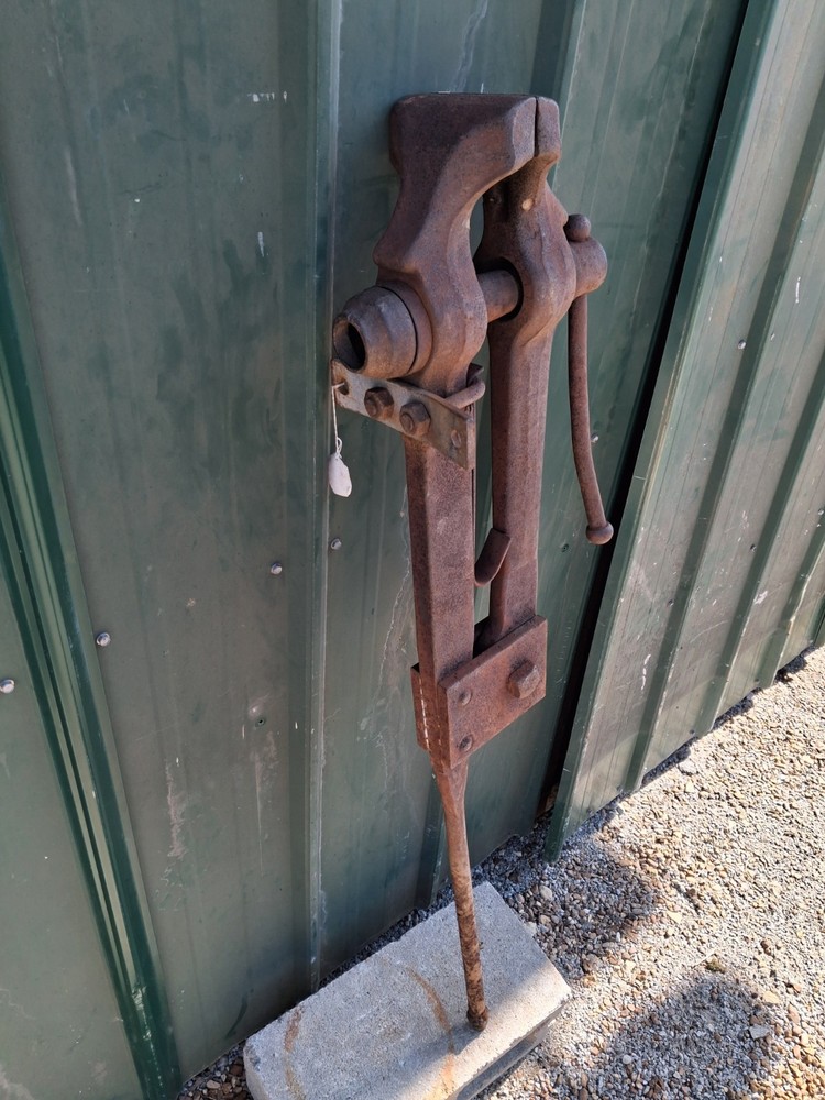Vintage Antique Blacksmith Post Leg Vise forge anvil tool