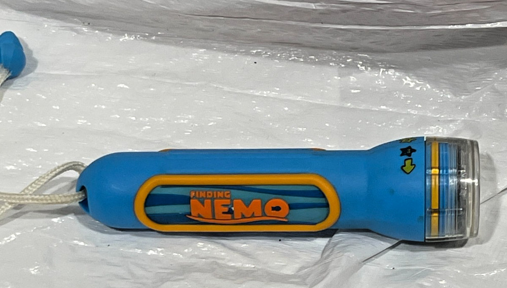 FINDING NEMO Energizer Disney Pixar Flashlight Blue WORKS!