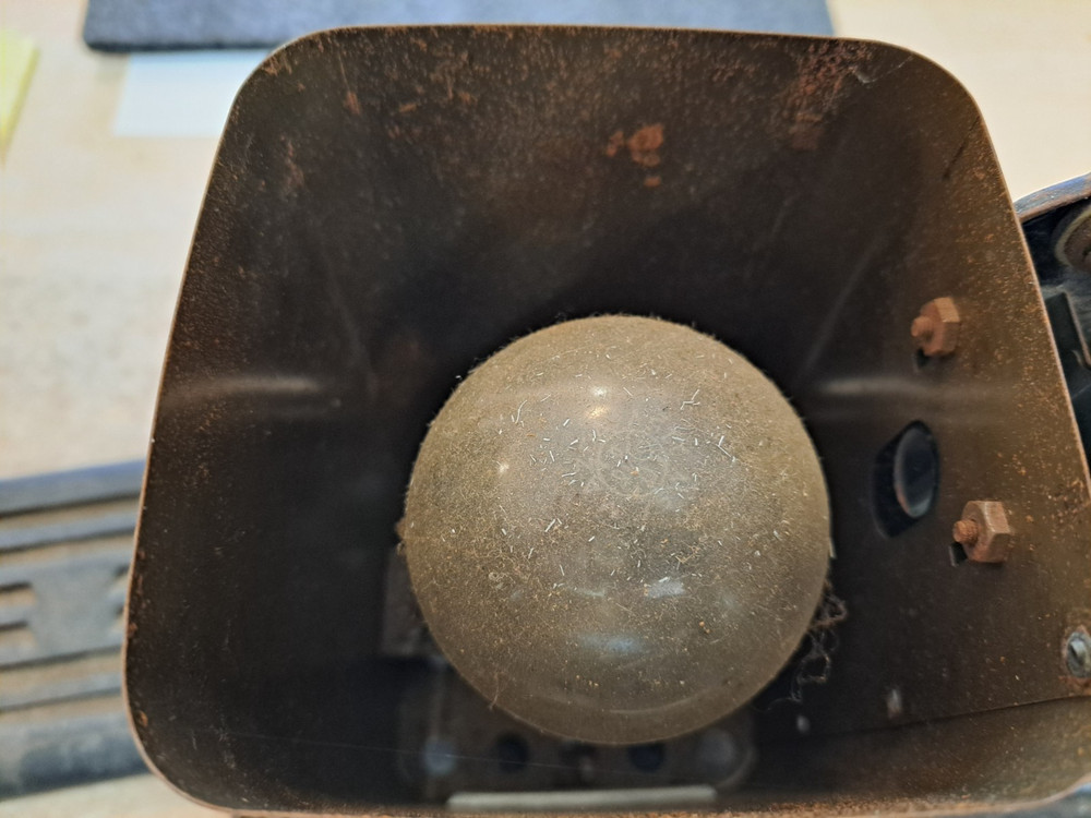 VINTAGE LINDSTROM 16MM PROJECTOR - HAND CRANK