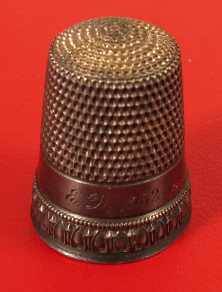 ANTIQUE 1932 STERLING SILVER SEWING THIMBLE SIZE 11 ENGRAVED !!