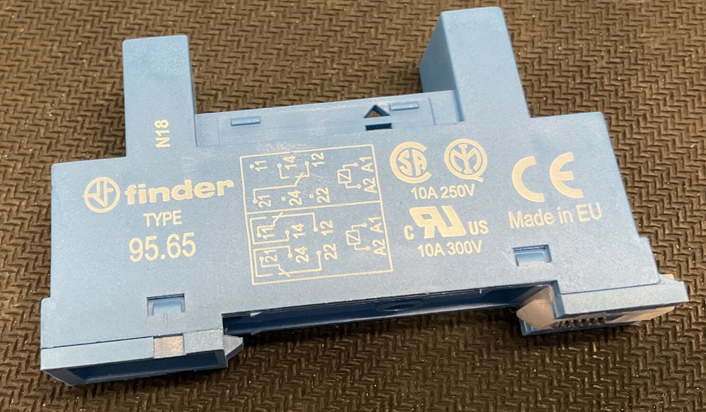 95.65- CLAMP TERMINAL SOCKET - 10A 250V AC - DPDT