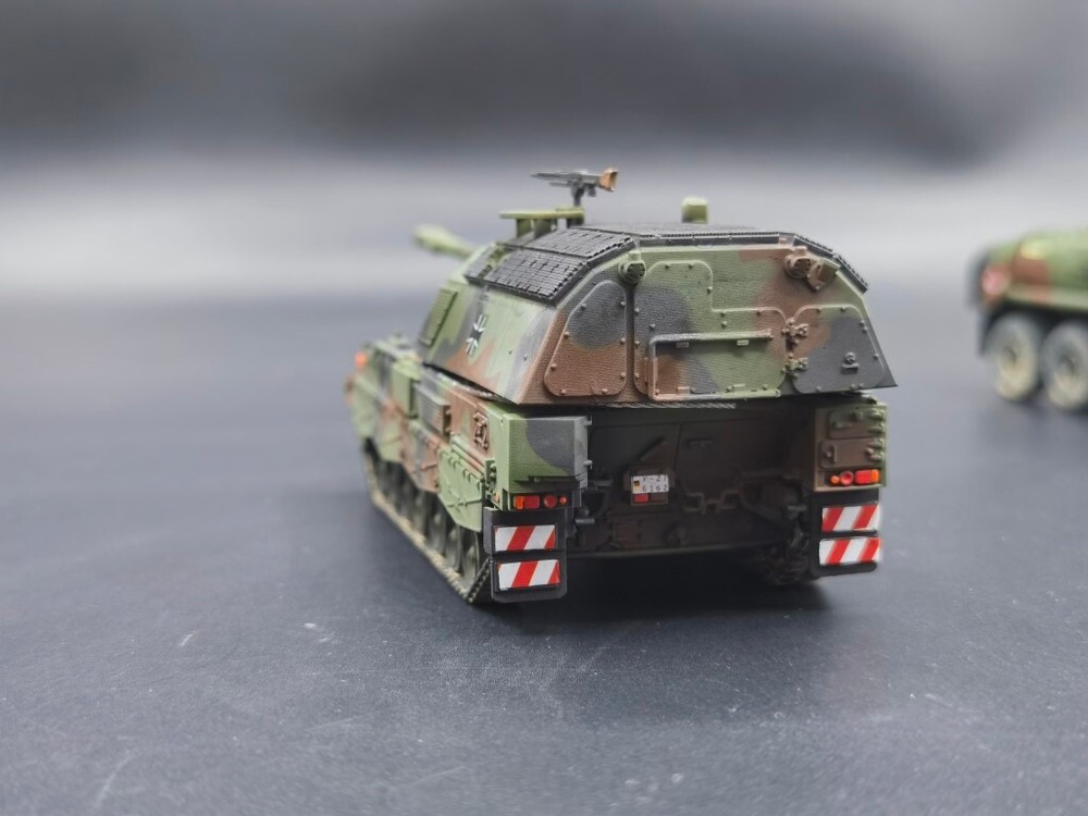 German Pzh2000 self-propelled howitzer model heavy armor model 1/72