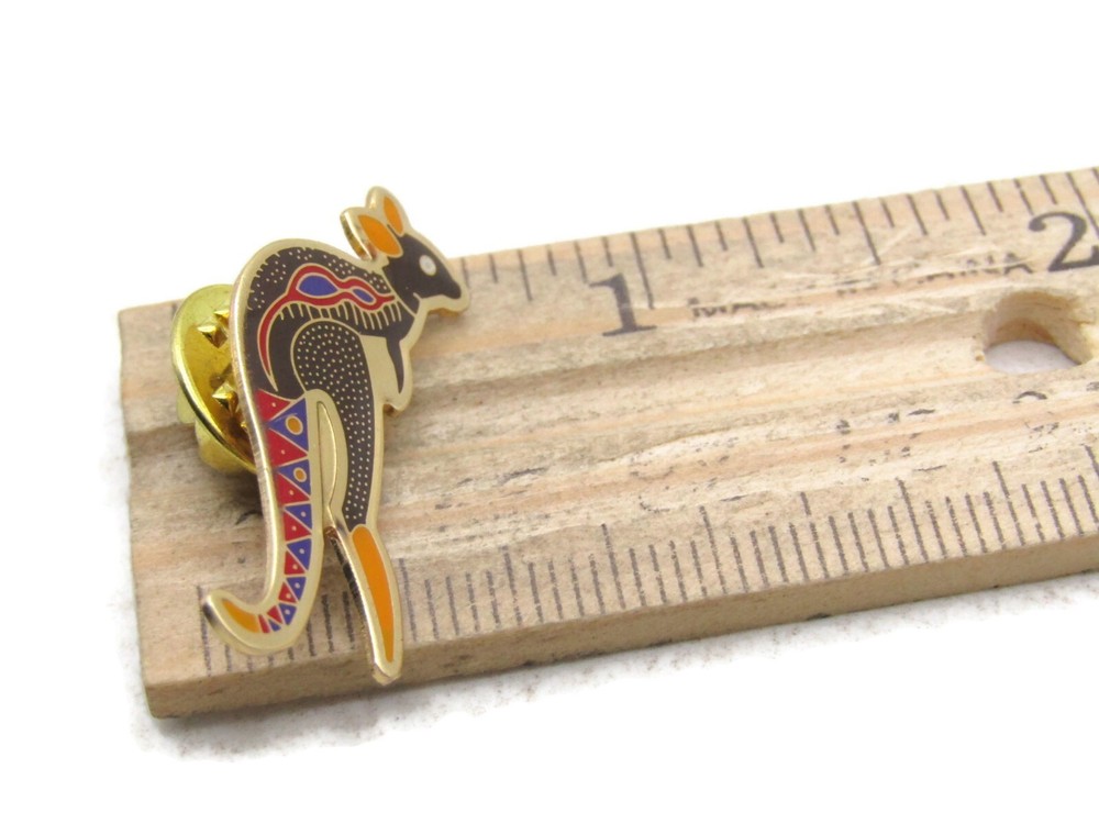 Geometric Patterned Kangaroo Pin Gold Tone