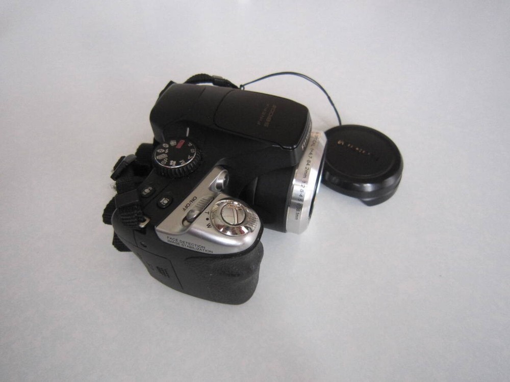 FUJIFILM Digital Camera FINEPIX S8100