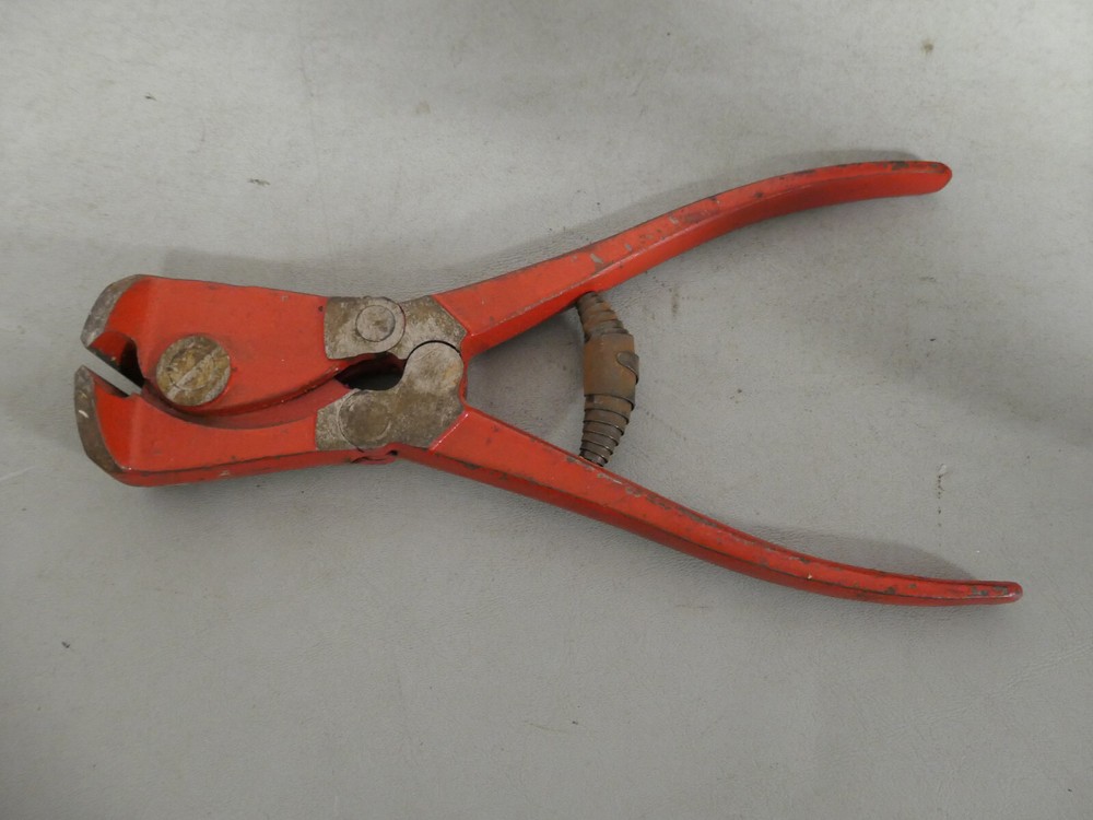 Brookstone Knippers