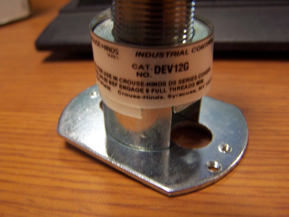 NEW CROUSE HINDS HAZARDOUS LOATION PUSH BUTTON GREEN DEV12G