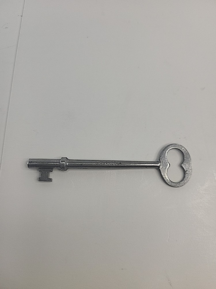 Vintage R&E Mfg Co Skeleton Key Solid Steel