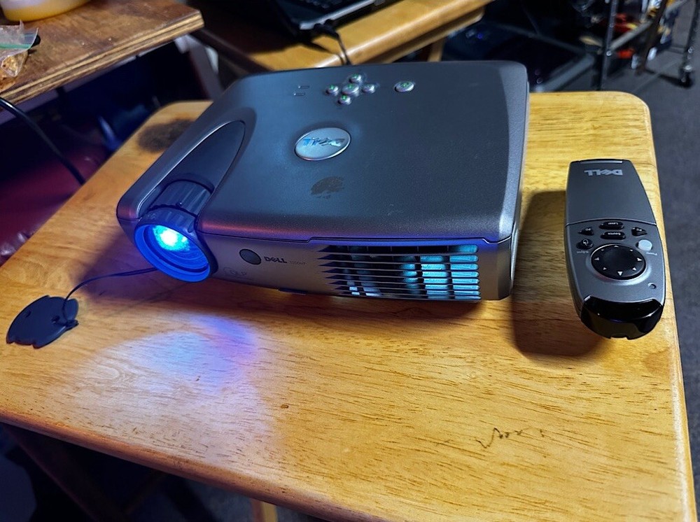 Dell 3200MP DLP Front Projector WORKS! - Includes Remote, Case, Instructions!