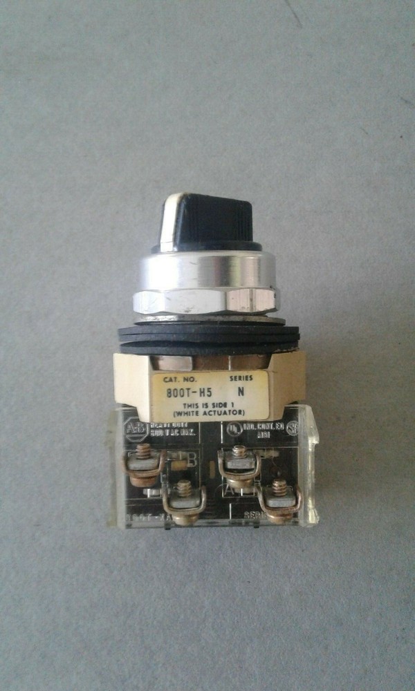 ALLEN BRADLEY 800T-H5 2 POSITION SPRING RETURN SELECTOR SWITCH