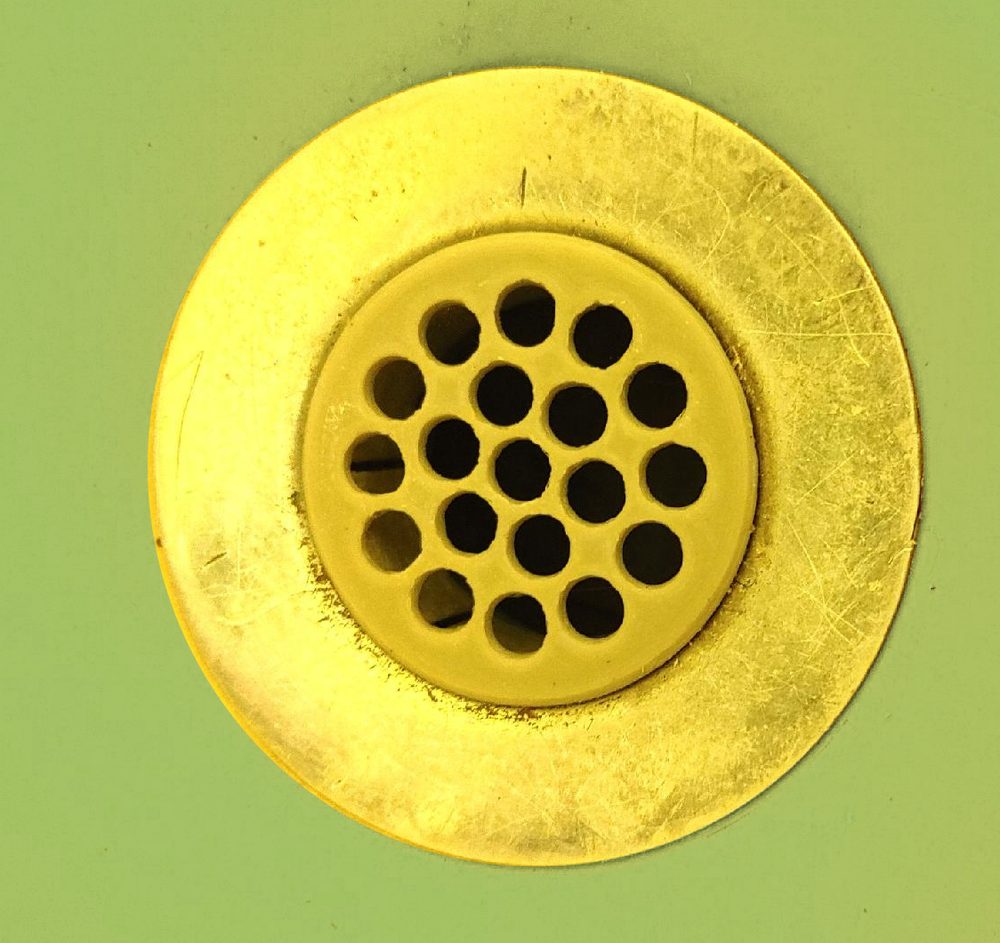 Easy-clean tub drain strainer