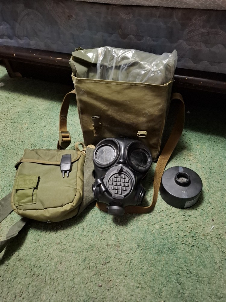 Czech OM-90 (CM-7M) Gas Mask. Size 2. Includes Filter. Medium Size
