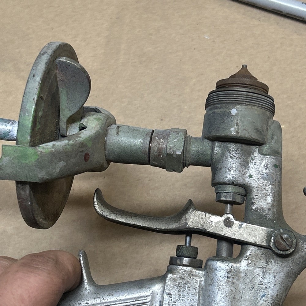 Devilbiss spray gun MBC type with cup and #30/58nozzle Untested