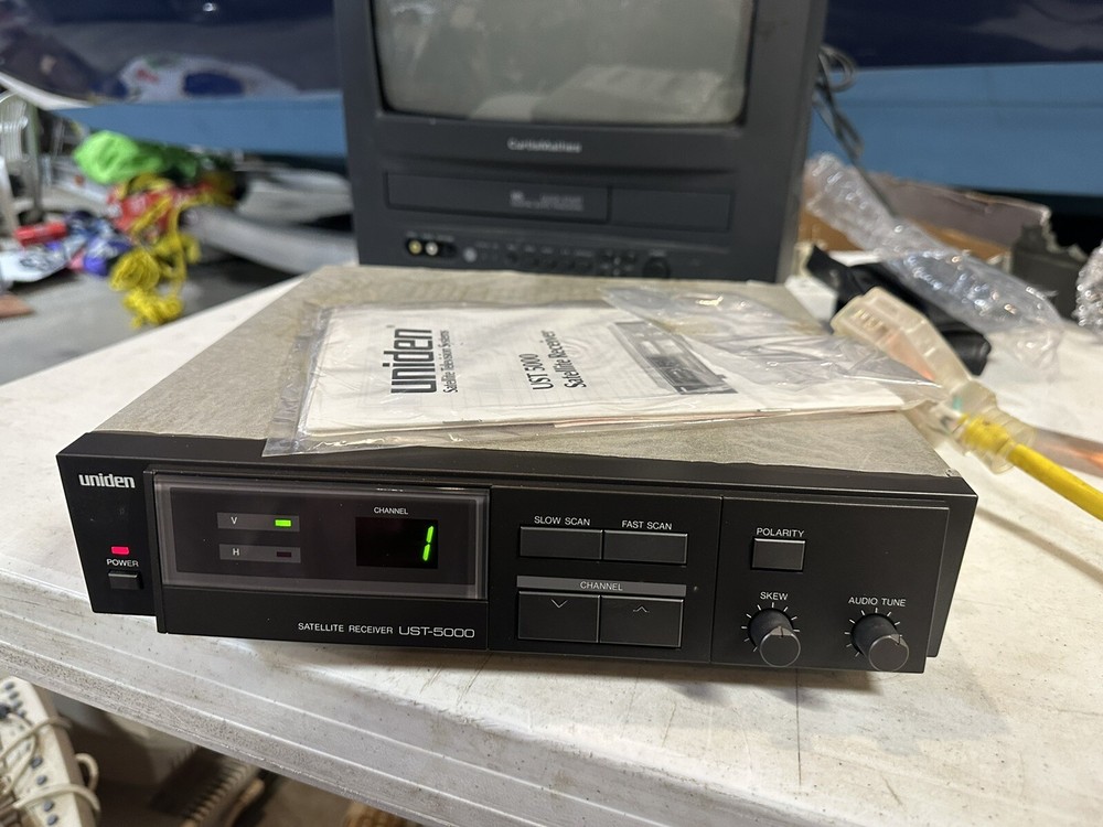 Uniden UST-5000 Satellite Receiver With Manual Powers On