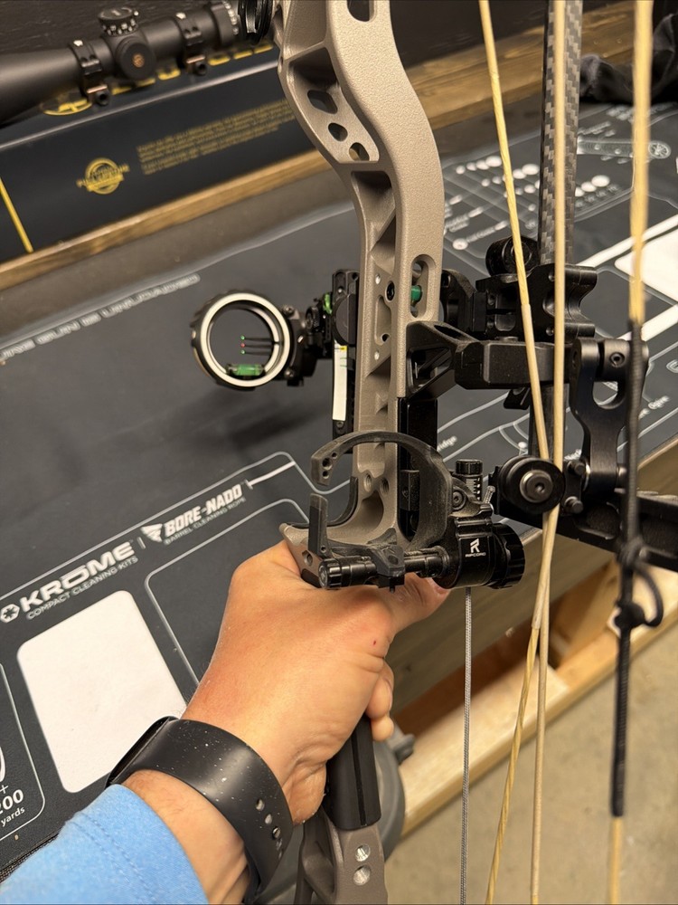 Bear Redeem compound bow Loaded 70#