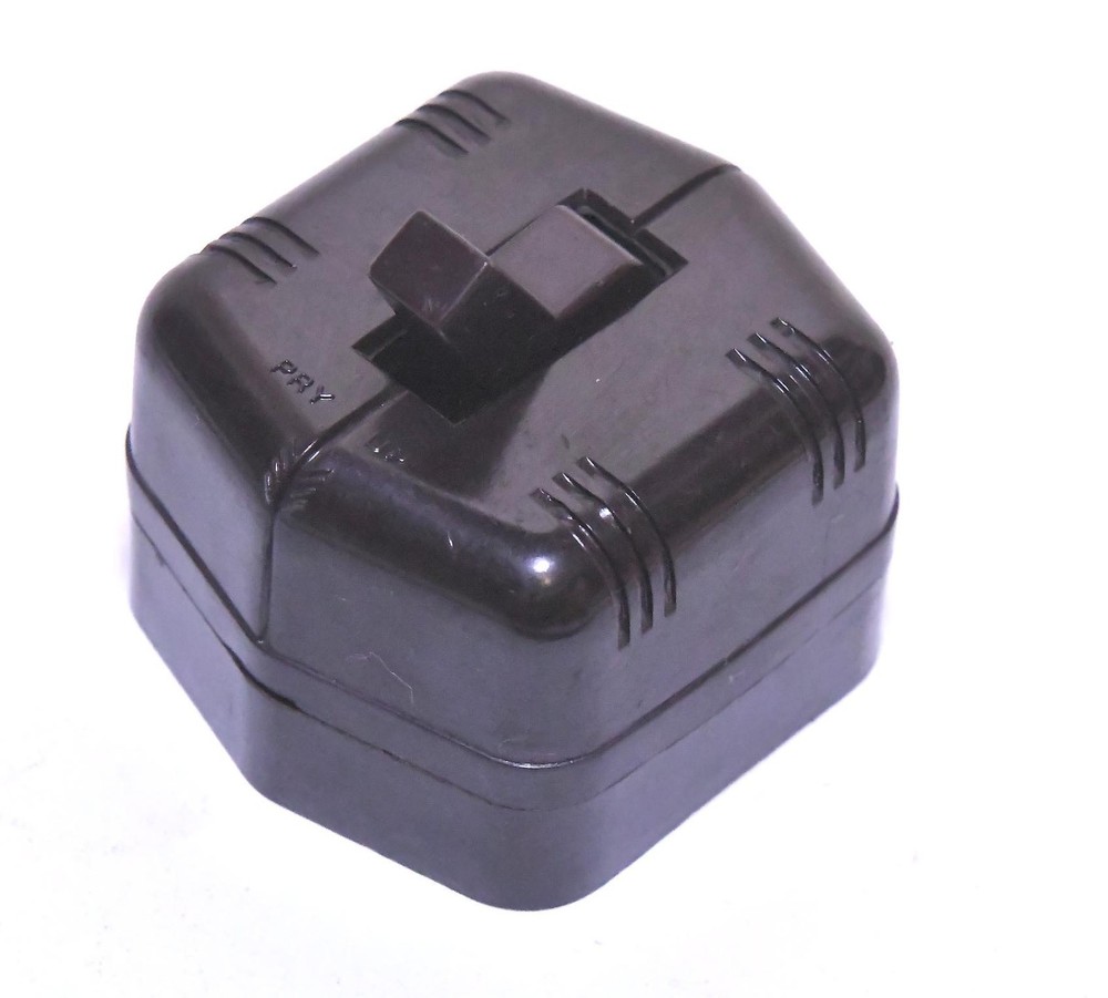 VINTAGE PLASTIC BAKELITE ON / OFF ELECTRICAL TOGGLE SWITCH