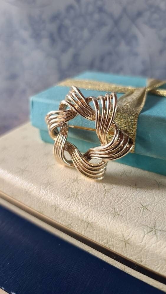 Gold Star Wreath Brooch