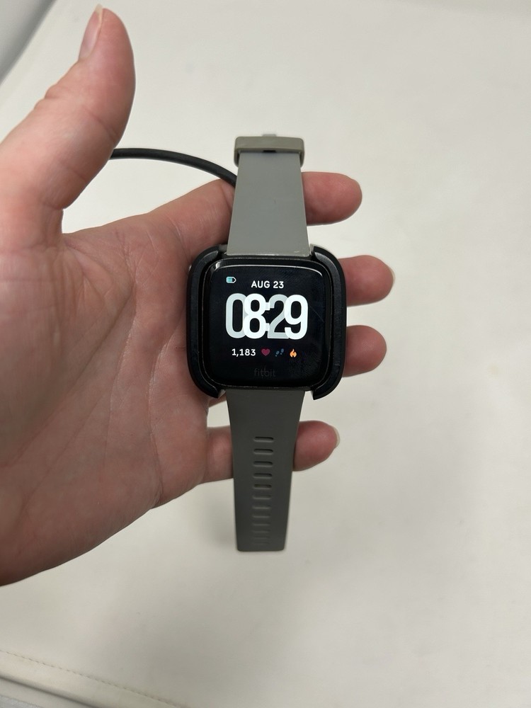 Fitbit Versa Smart Watch FB504 Black Grey Bundle Complete w/ Charger Tested