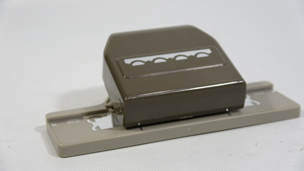 Stampin Up! Border Edge Locking Paper Punch - Rounded Pattern