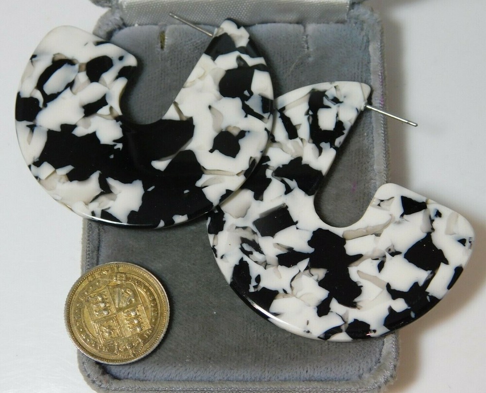 Vintage Chunky Flat Black White Tortoise Pattern Plastic Stud Earrings 7i.14