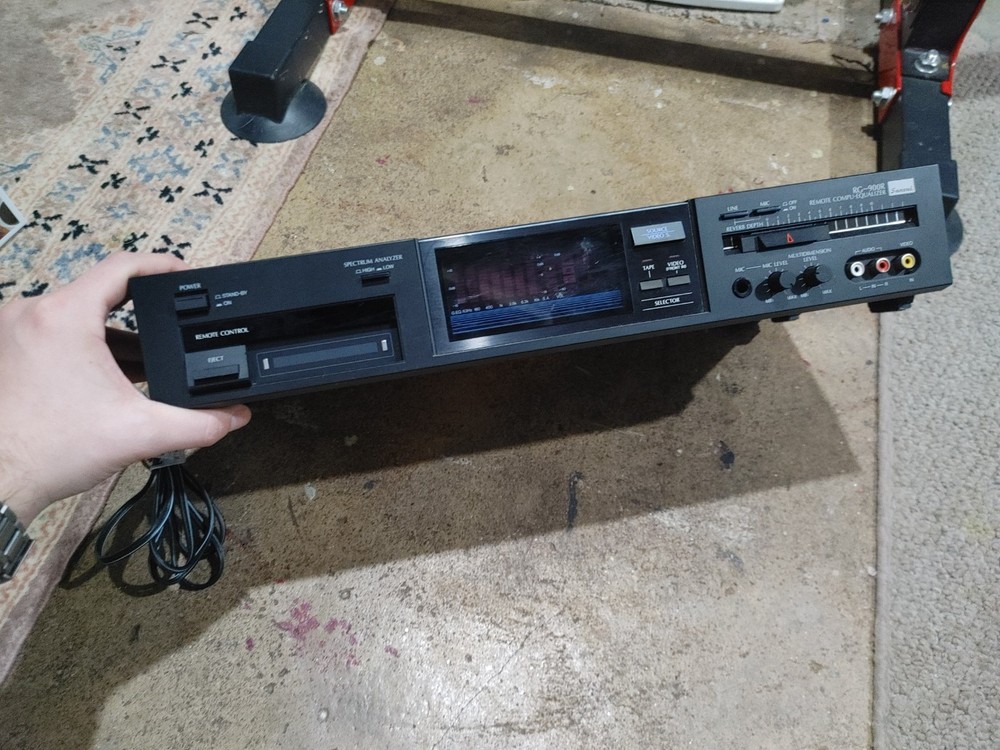Sansui RG-900R Computer Control Equalizer+Analyzer Powers On