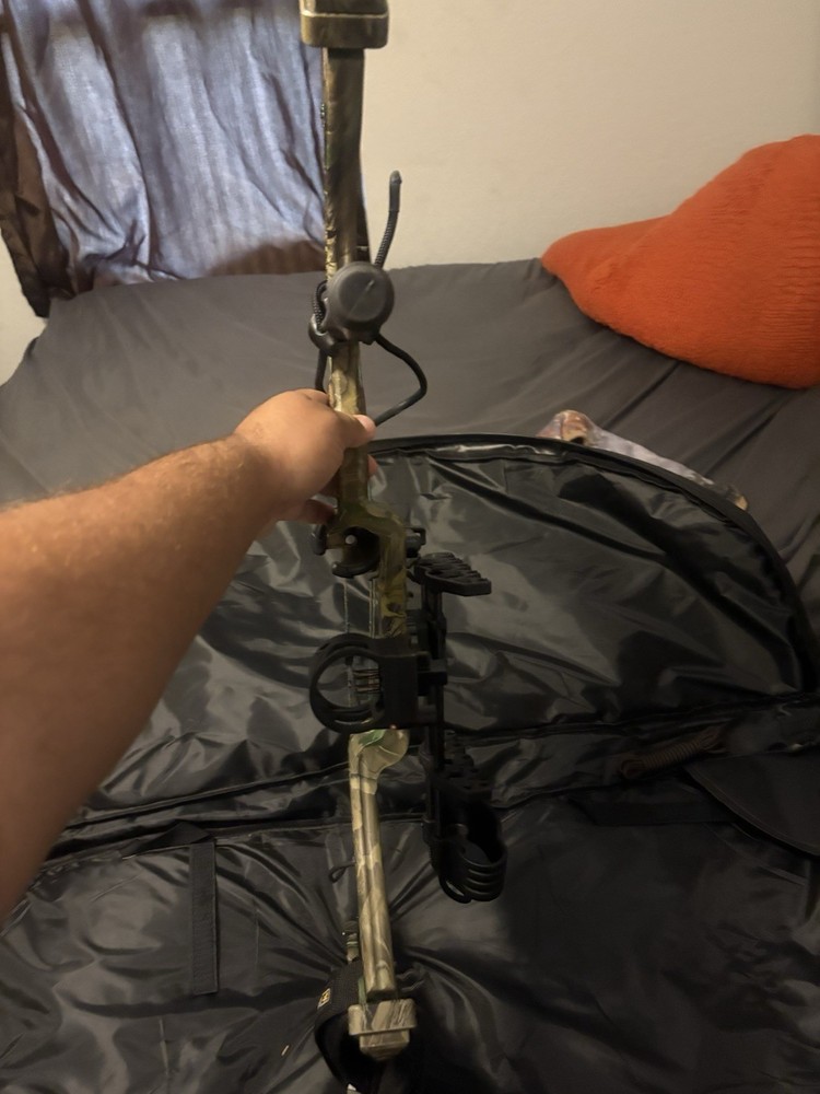 Compound Bow Camouflage Black Right Hand with Accessories and Case
