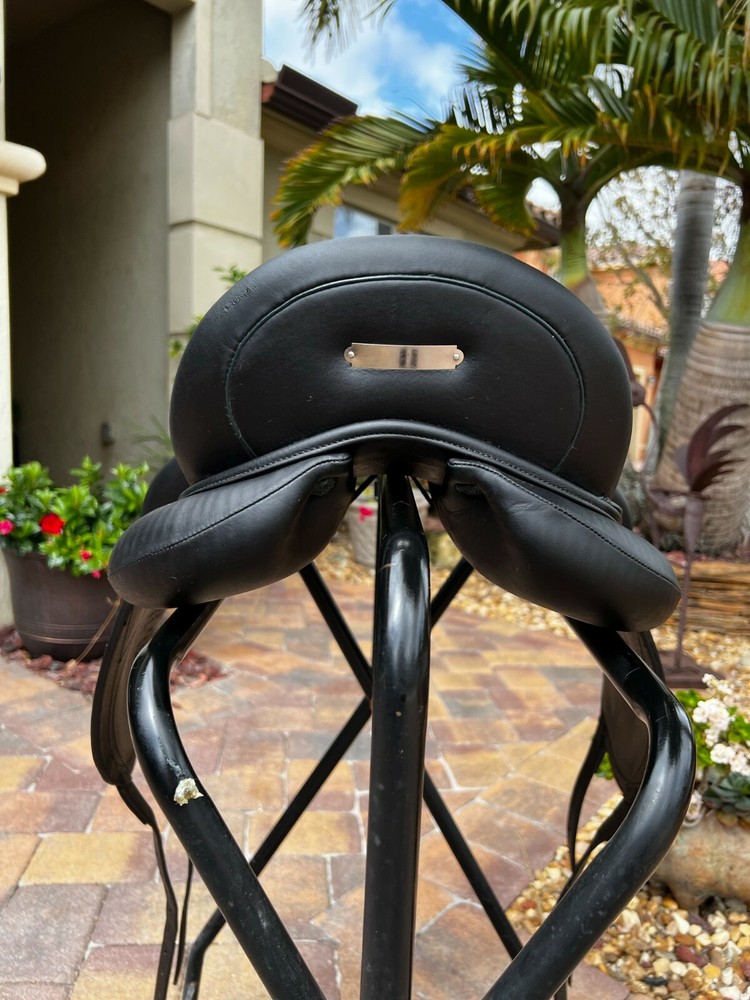 Devoucoux Dressage Saddle 17.5"
