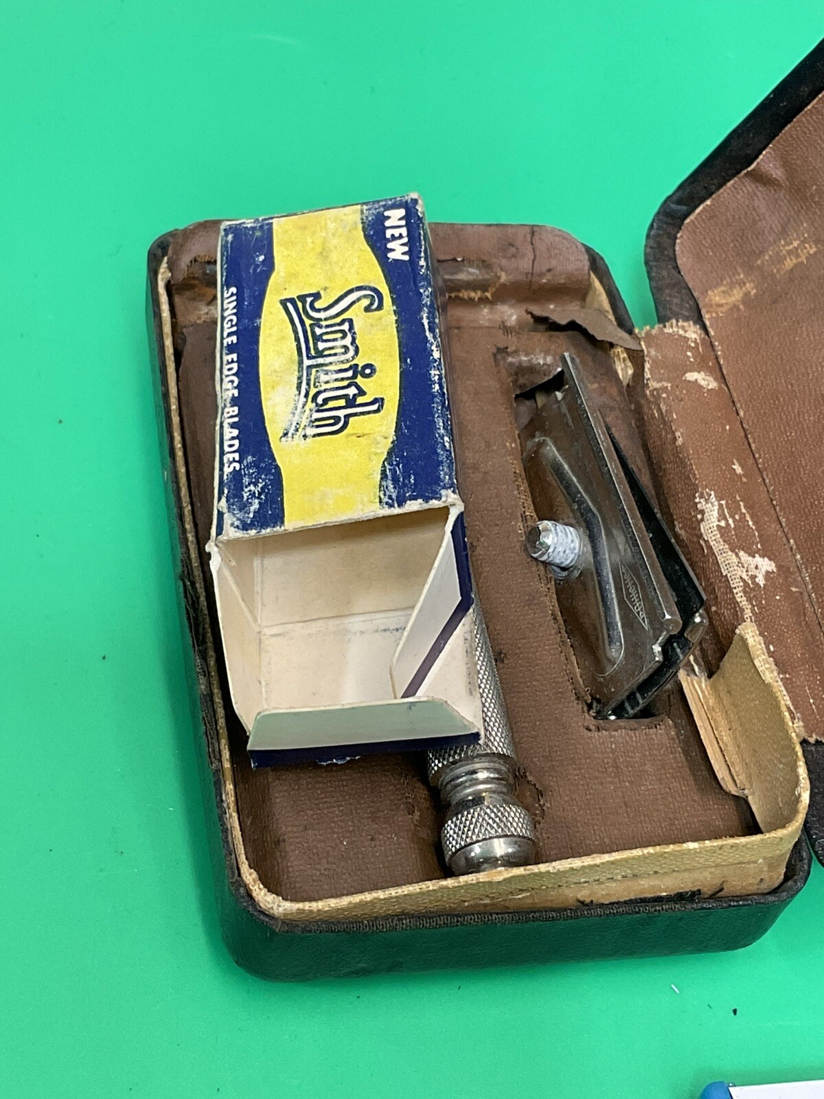 vintage Gillette travel razor in box with extras bb143