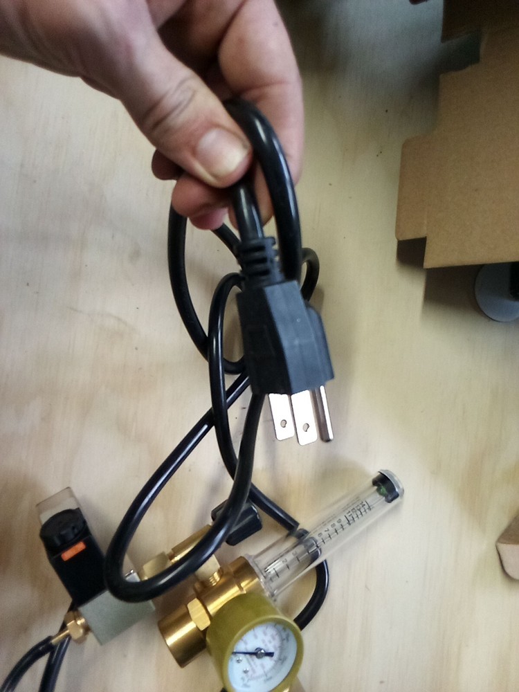 co2 regulator with solenoid