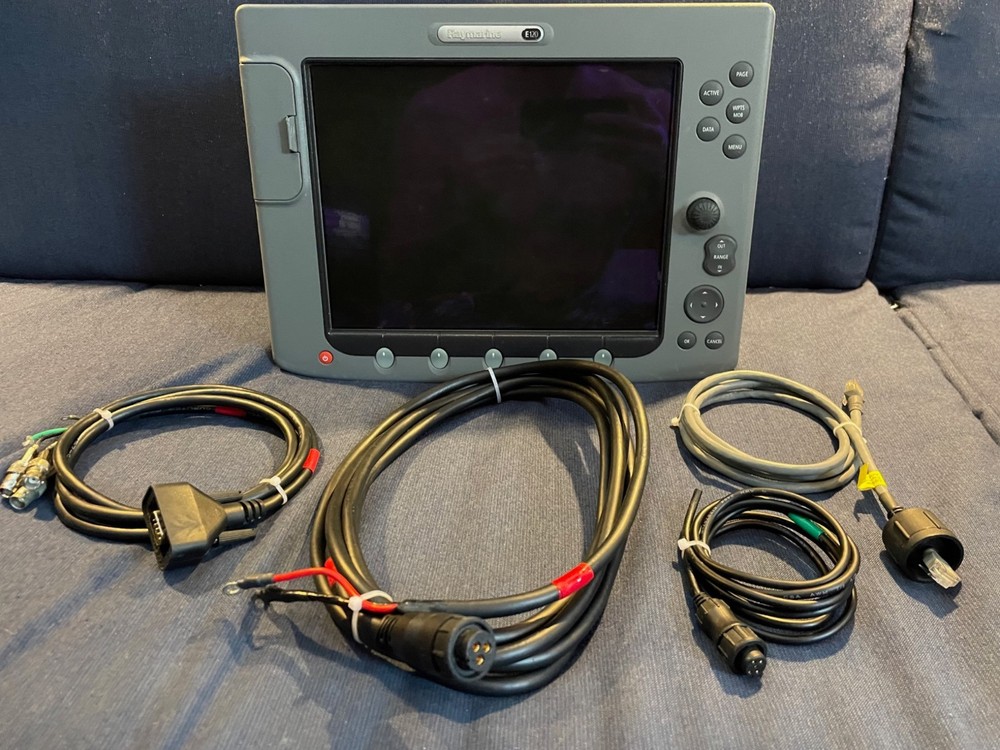 Raymarine E120 E-Series Classic Chartplotter (E02013) w/ Cables
