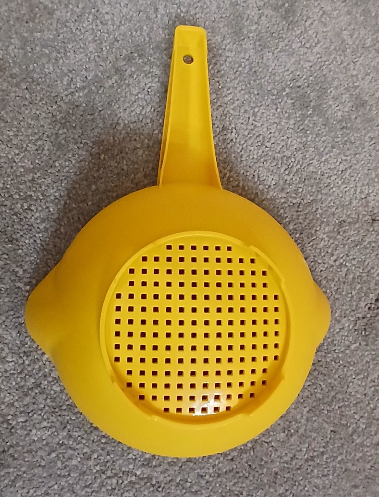 Tupperware 7" Yellow 1 Quart Strainer Colander With Handle #1200 EUC