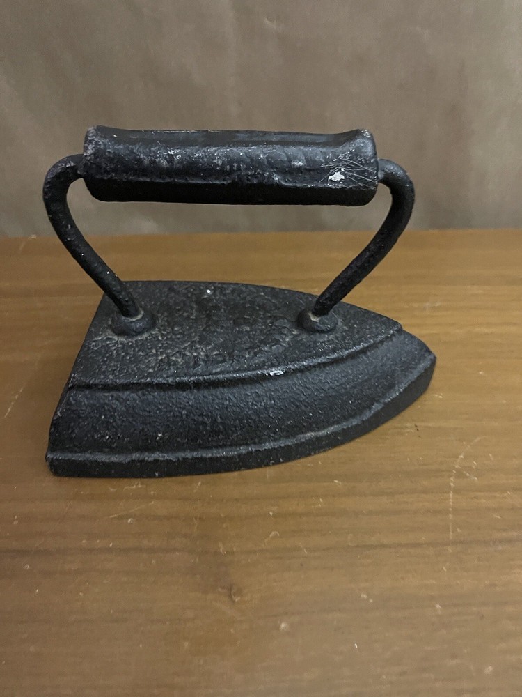 Vintage Sad Cast Iron Flat Iron. Iron Vintage