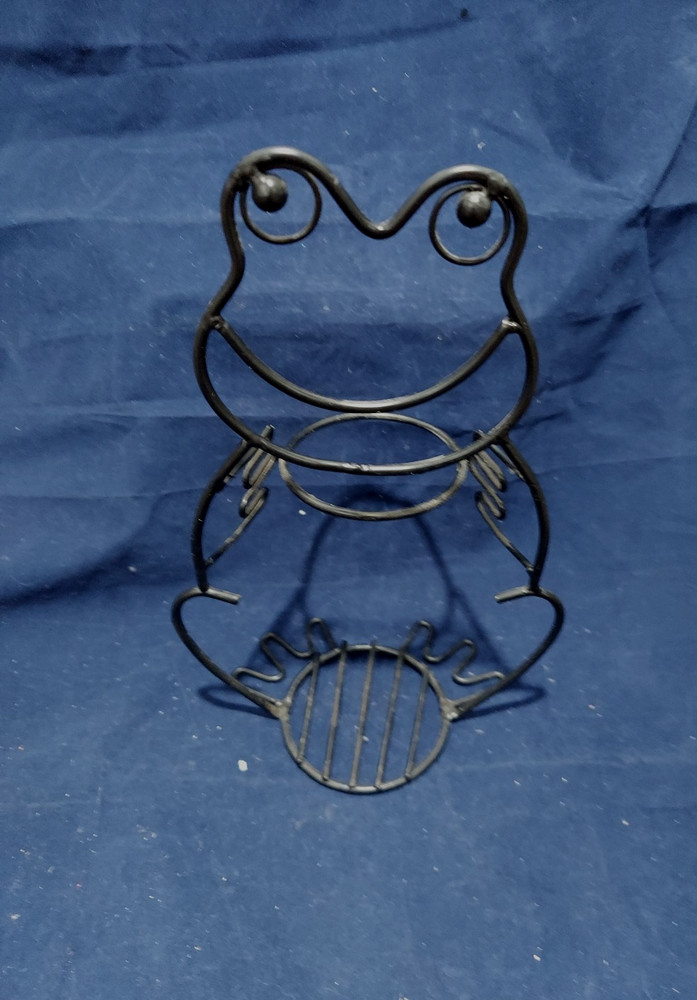 Rustic Distressed Frog Planter Metal Wire Design Free standing
