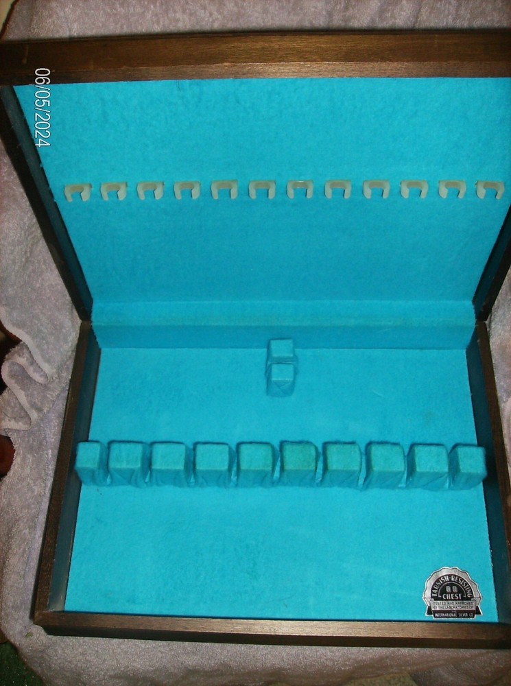 21 PC GOLD STAINLESS STEEL ROSE PATTERN 4 SETTING & 5 PC SERVING SET