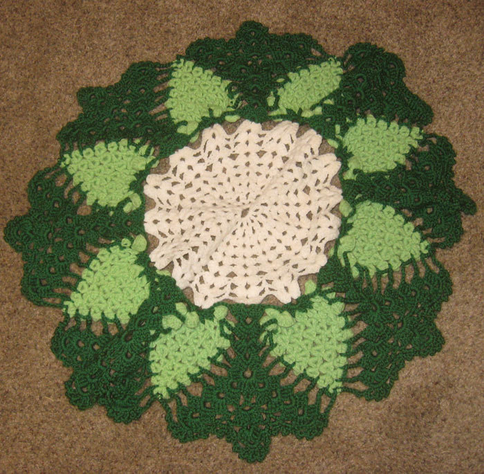 GREEN GRAPE CLUSTER ROUND 32" CROCHET LARGE TABLE BUFFET CENTER PIECE