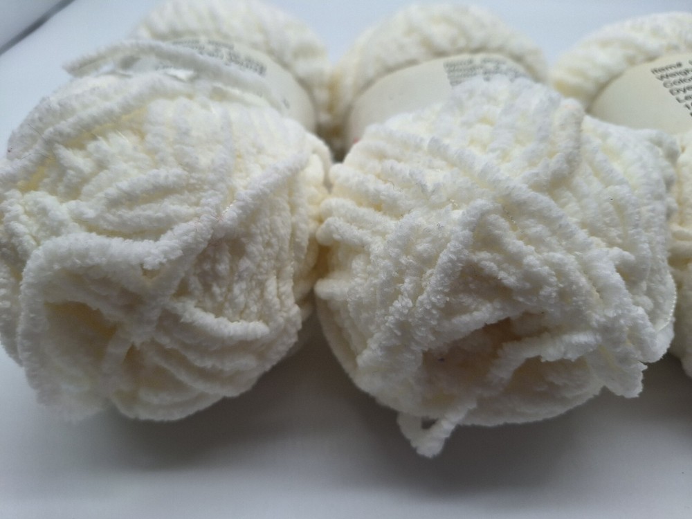 Tall Mouse Craft Cuddly Yarn White Polyester 110 yds ea ball