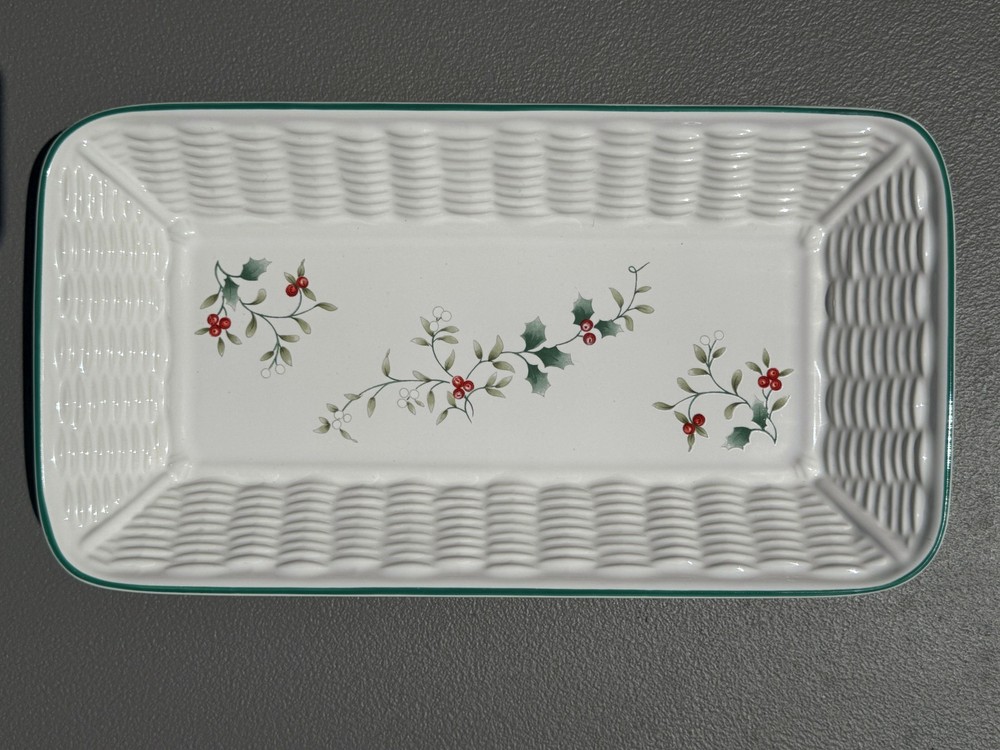 17 Piece Gibson (Setting for 4) & Pfaltzgraff Dinnerware Set Ft. Christmas Tree