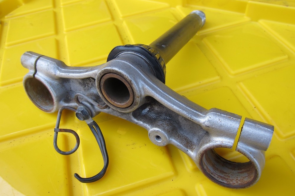 1997 SUZUKI GS500 E GS BOTTOM TRIPLE TREE