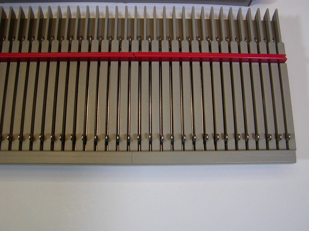 BOND INCREDIBLE SWEATER MACHINE NEEDLE BEDS