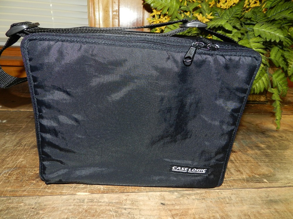 Vintage Case Logic 30 CD Compact Disc Zippered Carrying Case Storage