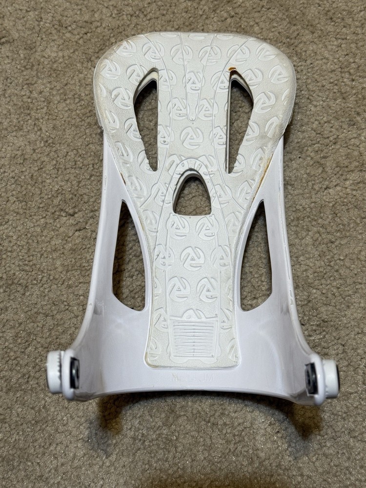 One Burton Cartel Snowboard binding Hi Back High Medium White