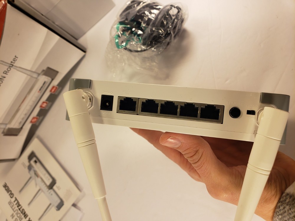 Used Intellinet 4-Port Wireless N300 Router Cd Manuel Box AC Plug-in Untested