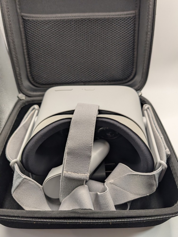 Oculus Go Virtual Reality Headset 32GB - INCLUDES CARRYING CASE