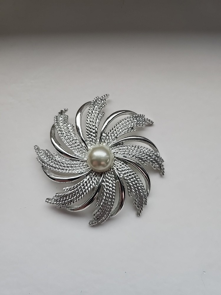 Beautiful Brooch From Canada Silver Tone