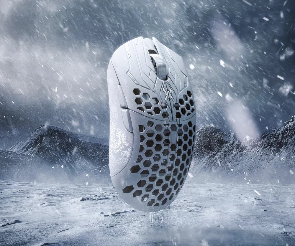 FinalMouse ULX Frostlord Size Small/Medium IN-HAND