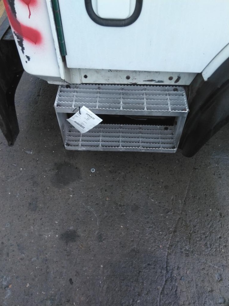 Replaces MACK MR690 CAB STEP ,  FL