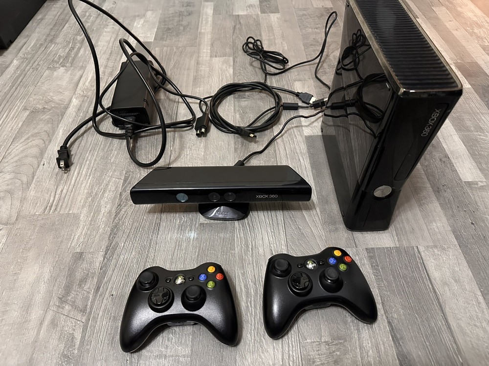 Microsoft XBox 360 S Slim 250GB + Kinect + 2 Controllers