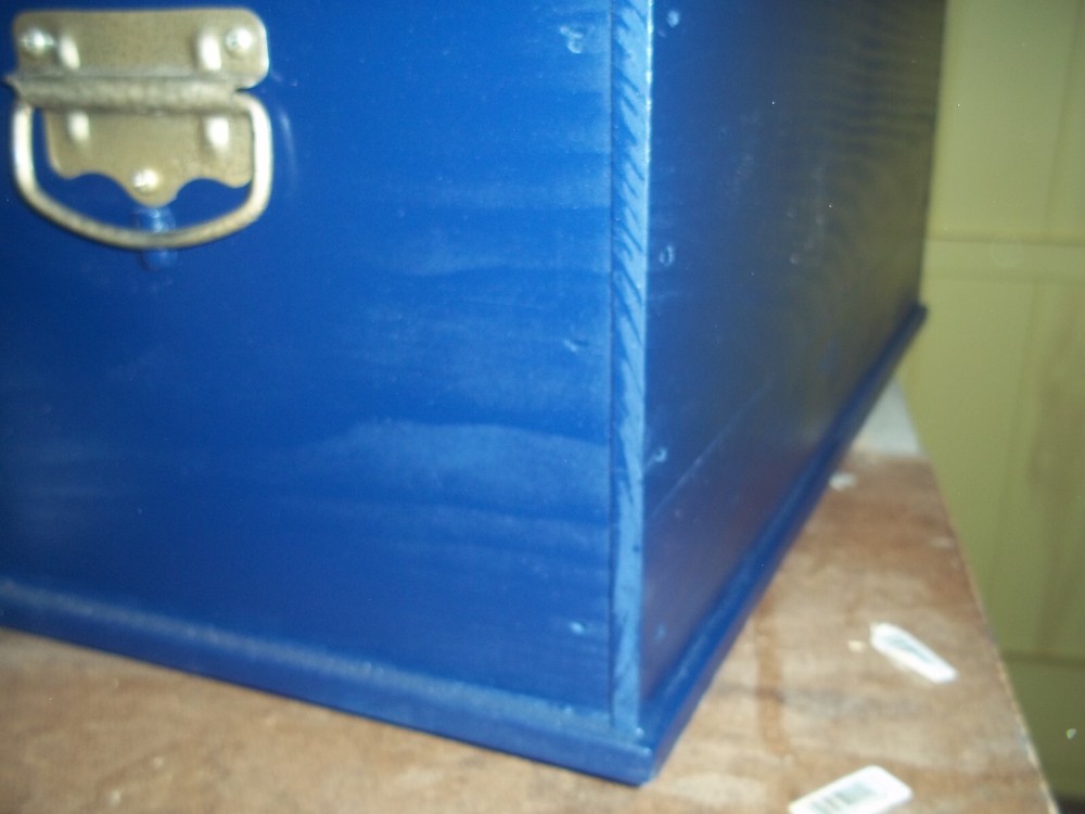 Lidded chest, Shaker-style, handmade in painted Pine
