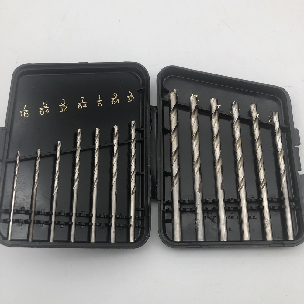 Black & Decker 3/8" Variable Speed Drill 4-amp DR200 with 13 High Drill Bits NOS